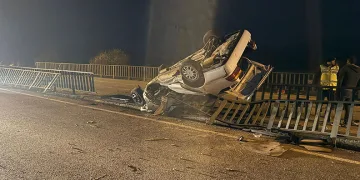 Köprü demirlerine çarpan araç hurdaya döndü: 1 ölü, 3 yaralı
