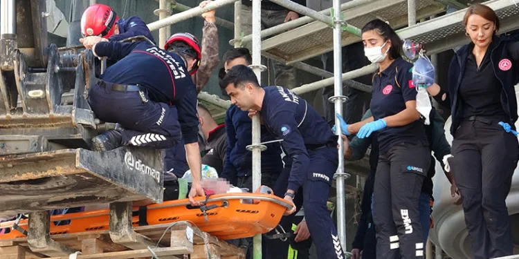 Antalya’da inşaat iskelesinden düşen işçi ağır yaralandı