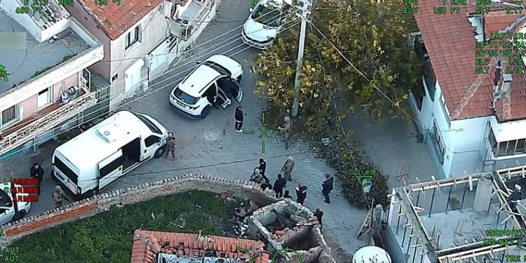 İzmir’de hava destekli polis operasyonu: 30 gözaltı