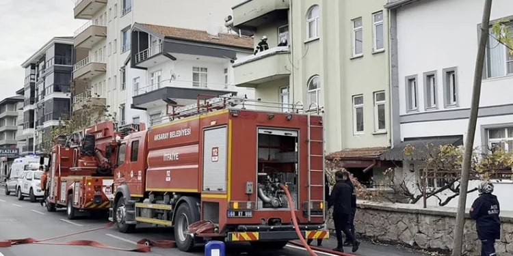 Balkona dökülen soba külü yangına neden oldu: 4 kişi dumandan etkilendi