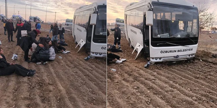 Kamyonet ile midibüs çarpıştı: 17 yaralı