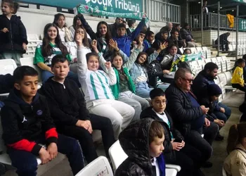 Osmangazili çocuklar Bursaspor coşkusunu tribünde yaşadı