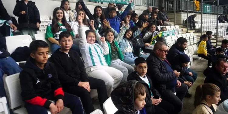 Osmangazili çocuklar Bursaspor coşkusunu tribünde yaşadı