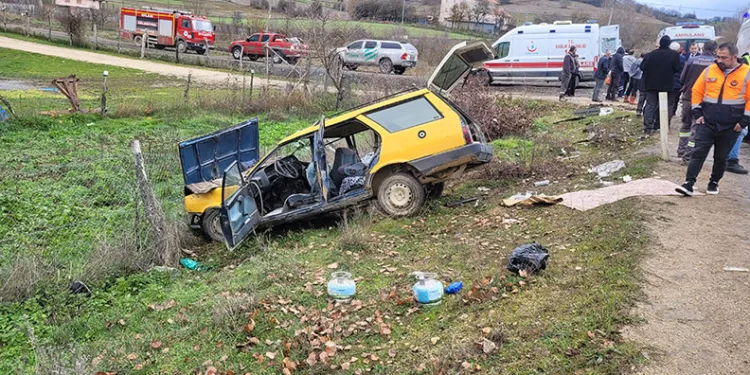 Karabük’te hafif ticari araç otomobille çarpıştı: 6 yaralı