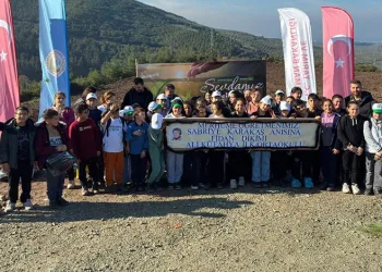 Vefat eden öğretmenleri için fidan diktiler