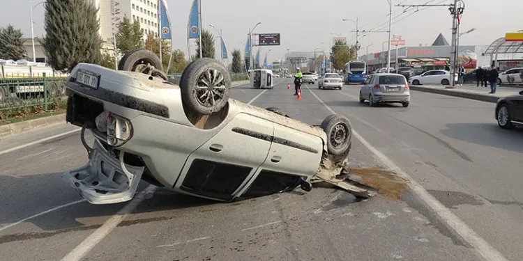 Malatya’da hafif ticari araç ile otomobil çarpıştı: 3 yaralı