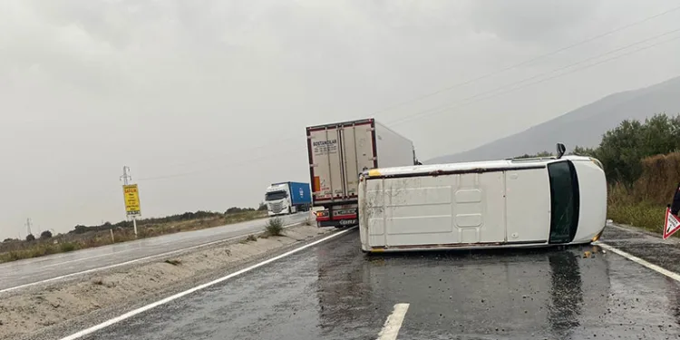 Kontrolden çıkan minibüs devrildi; 1 yaralı