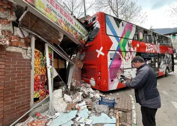 Bursa’da imdat freni boşalan öğrenci otobüsü manava daldı