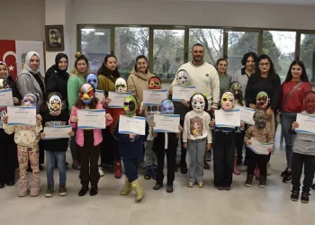 Karacabey Belediyesi’nden anne-çocuk maske boyama atölyesi