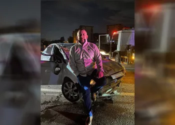 Bursa’da hurdaya dönen otomobilinin önünde poz verdi