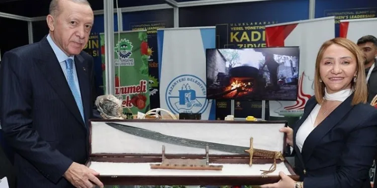 Cumhurbaşkanı Erdoğan’a kılıç hediye etti