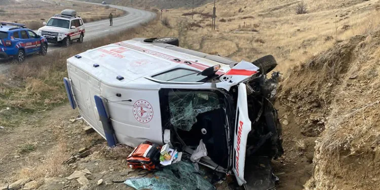 Muş’ta ambulans devrildi: 3 yaralı