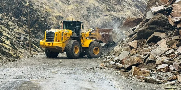 Yağış sonrası kopan kaya parçaları yolu ulaşıma kapattı