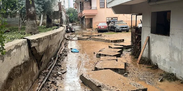15 dakikalık yağmur Alanya’yı felç etti