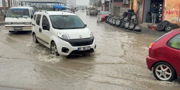 Adana’da yağmur hayatı olumsuz etkiledi