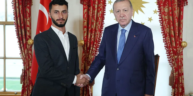 Erdoğan, Filistinli yönetmen Basel Adra’yı kabul etti