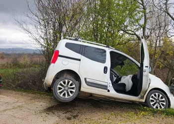 Bursa’da yoldan çıkan otomobil ağaca çarptı: 4 yaralı