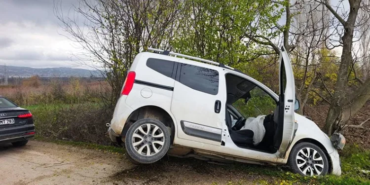 Bursa’da yoldan çıkan otomobil ağaca çarptı: 4 yaralı