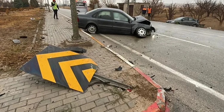 Karaman’da otomobiller çarpıştı: 2 yaralı