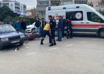 Bursa’da otomobile çarpan motosikletli ağır yaralandı