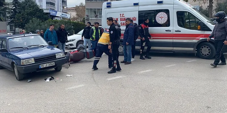 Bursa’da otomobile çarpan motosikletli ağır yaralandı