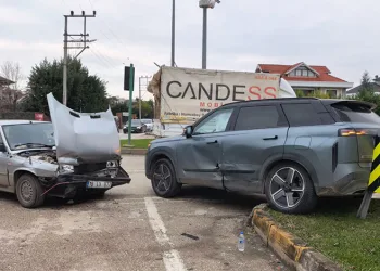Bursa’da ışık ihlali kaza getirdi: 2 yaralı