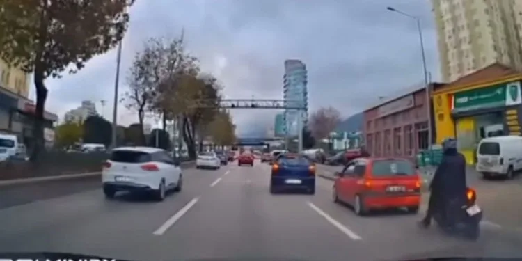 Bursa’da motorcu ölümden döndü