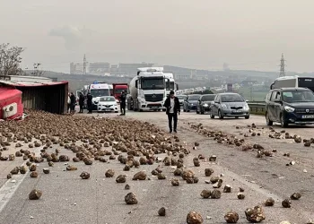 Bursa’da pancar yüklü TIR devrildi: 1 ölü 3 yaralı