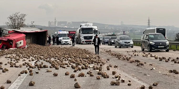 Bursa’da pancar yüklü TIR devrildi: 1 ölü 3 yaralı