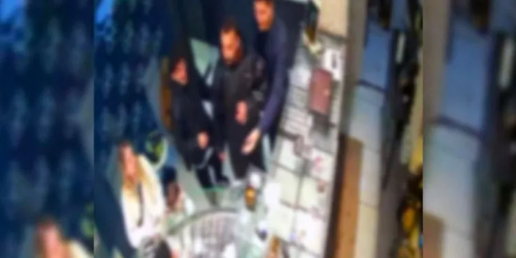 Kumar borcunu ödemek için karısının altınlarını çaldı