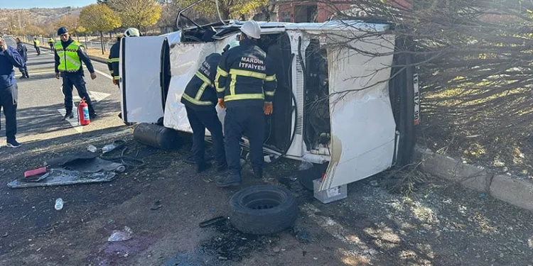 Mardin’de otomobil devrildi: 3 yaralı