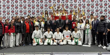Avrupa’da Yıldırım rüzgarı