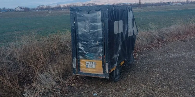Elektrikli motosiklet devrildi: 2 yaralı