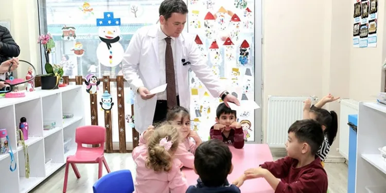 Erkan Aydın mesleğini çocuklara tanıttı