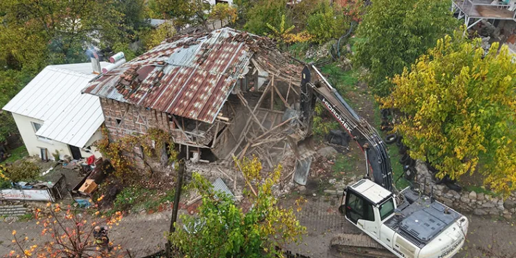 Gemlik’te Metruk Bina Temizliği Devam Ediyor