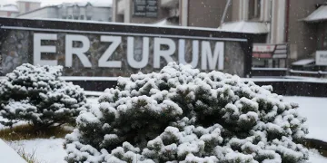 Erzurum güne karla başladı