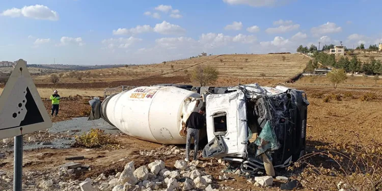 Mardin’de devrilen beton mikserinin sürücüsü yaralandı