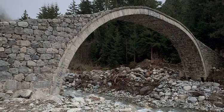 Rize’de tarihi kemer köprüye sprey boya ile zarar verildi