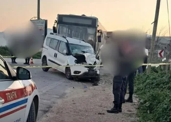 İzmir’de otobüs ile ticari araç çarpıştı: 1 ölü, 2 yaralı