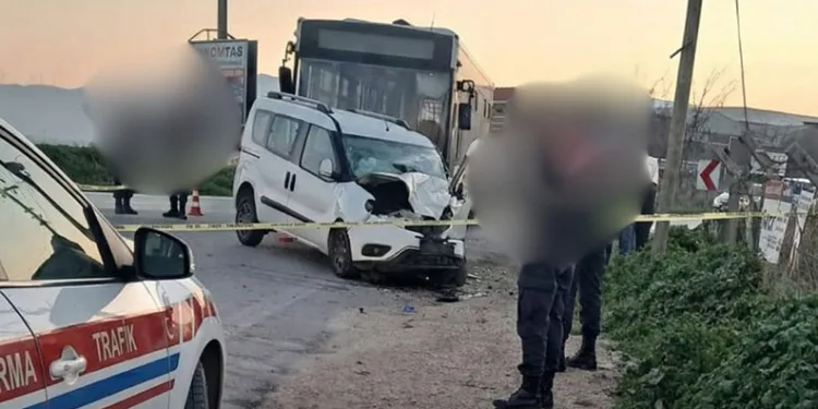 İzmir’de otobüs ile ticari araç çarpıştı: 1 ölü, 2 yaralı
