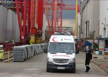 Tuzla’da tersanede iskele çöktü