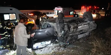 Takla atan otomobil hurdaya döndü
