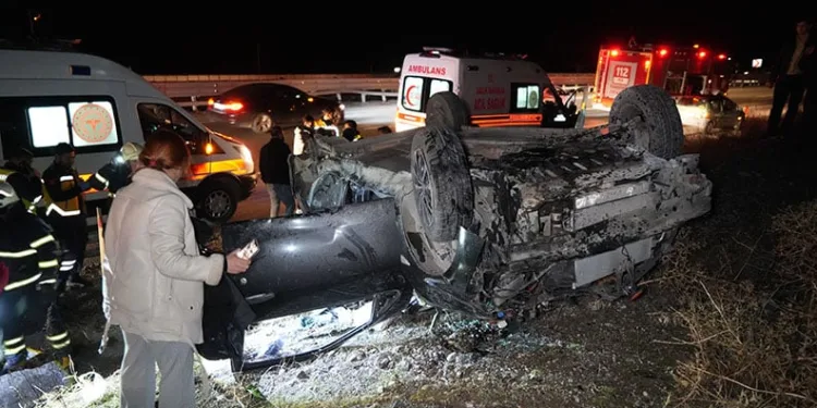 Takla atan otomobil hurdaya döndü