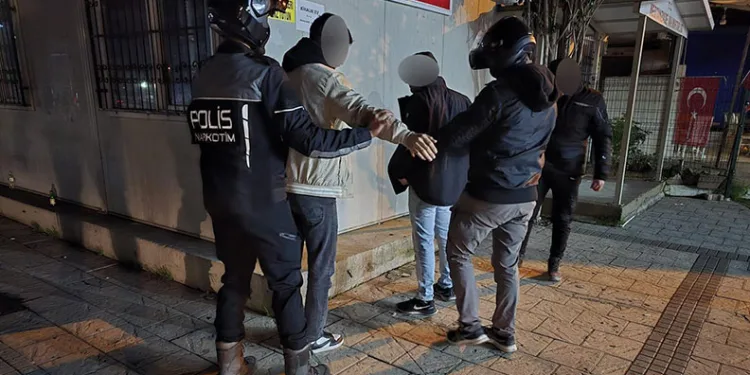 Parklarda, sokaklarda uyuşturucu içen 12 kişi suçüstü yakalandı