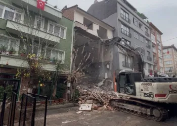 Bursa’da ilginç bir yıkım