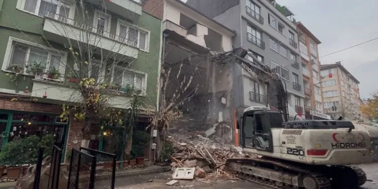 Bursa’da ilginç bir yıkım