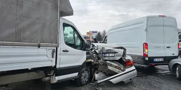 Kırmızı ışıkta duramayan kamyonet ortalığı savaş alanına çevirdi: 1’i ağır 3 yaralı