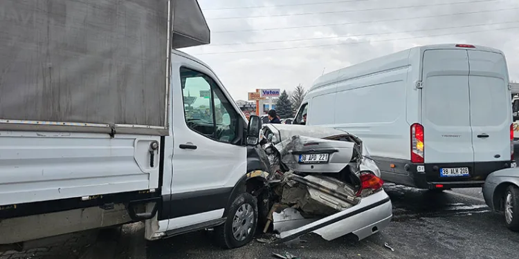 Kırmızı ışıkta duramayan kamyonet ortalığı savaş alanına çevirdi: 1’i ağır 3 yaralı