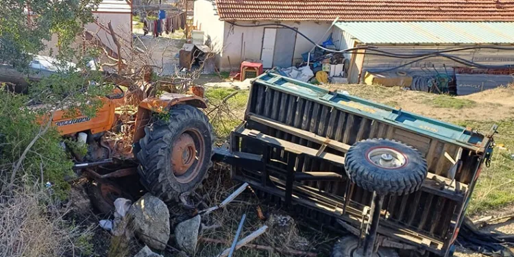 Burdur’da otomobille çarpışan traktör devrildi: 3 yaralı