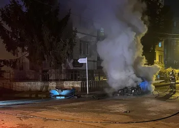 Bursa’da seyir halindeki otomobil alev aldı